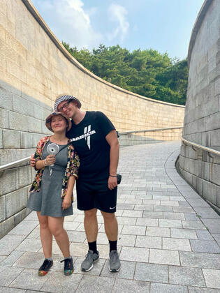 K dokonalosti této turistické fotky chybí už jen sandály. Nebo kapři.