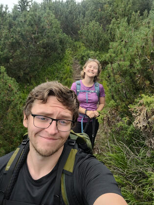 Adélka užívající si přírodu Tatry. Martin užívající si Tatran.